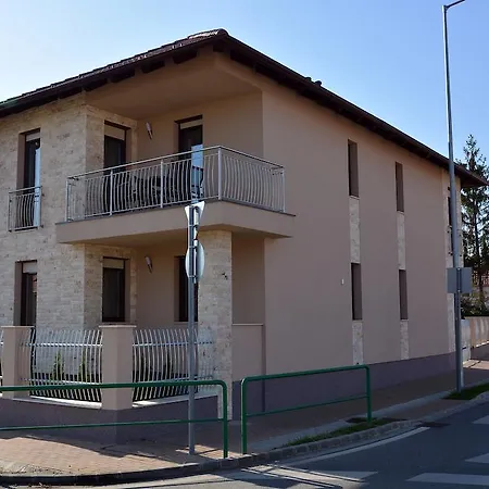 Mirzso Apartmanhaz *